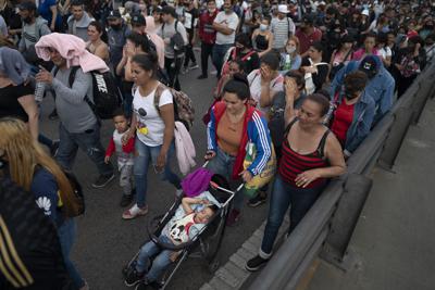 Manifestantes marchan durante una protesta en Buenos Aires, Argentina, el jueves 14 de octubre de 2021. (AP Foto/Víctor R. Caivano)