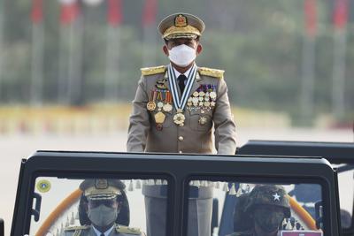 El general Min Aung Hlaing, líder del consejo militar de Myanmar, pasa revista durante un desfile en el Día de las Fuerzas Armadas de Myanmar en Naipyidó, Myanmar, el domingo 27 de marzo de 2022. (AP Foto/Aung Shine Oo, Archivo)