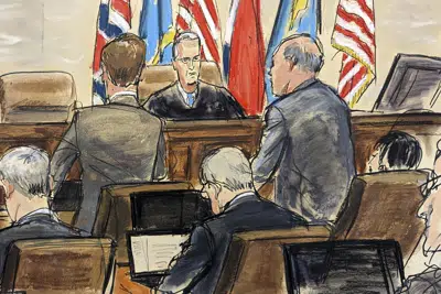 ARCHIVO - Este boceto artístico representa al abogado de Dominion Voting Systems Justin Nelson, de pie a la izquierda, y al abogado de Fox News Daniel Webb, de pie a la derecha, hablando con el juez Eric Davis antes de terminar la selección del jurado en el Tribunal Superior de Delaware el martes 18 de abril de 2023, en Wilmington, Del. (Elizabeth Williams a través de AP, archivo)