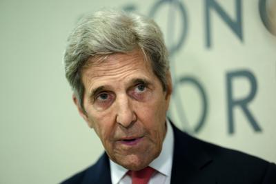 John Kerry, Enviado Presidencial Especial de los Estados Unidos para los oradores del Clima durante una entrevista con The Associated Press durante el Foro Económico Mundial en Davos, Suiza, el martes 24 de mayo de 2022. La reunión anual del Foro Económico Mundial tendrá lugar en Davos del 22 al 26 de mayo de 2022. (AP Foto/Markus Schreiber)