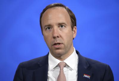 ARCHIVO- En esta fotografía de archivo del jueves 27 de mayo de 2021, el secretario de Salud de Gran Bretaña, Matt Hancock, hace declaraciones sobre el coronavirus ante la prensa en Downing Street, en Londres. (AP Foto/Matt Dunham, Fotografía compartida, Archivo)