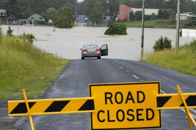 Un auto estacionado junto a una carretera inundada en Windsor, a las afueras de Sydney, Australia, el 3 de marzo de 2022. Decenas de miles de personas recibieron orden de evacuar sus hogares y muchos más recibieron instrucciones de prepararse para huir ante las inundaciones en el sureste de Australia. (AP Foto/Rick Rycroft)