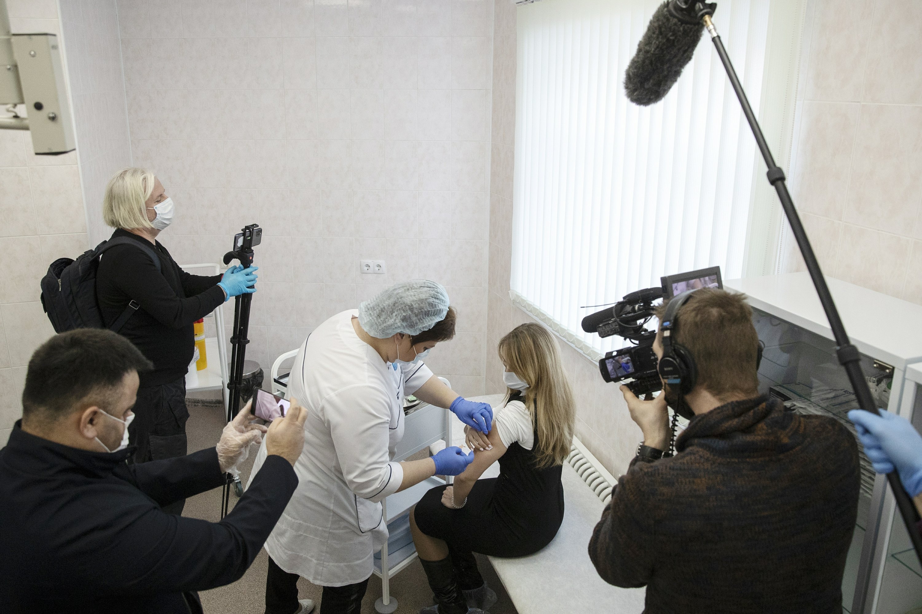 The launch of the Russian vaccine COVID-19 attracts a cautious and mixed response