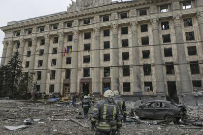 Estado en que quedó un edificio municipal del centro de Járkiv, Ucrania, que fue bombardeado por los rusos el 1ro de marzo del 2022. (AP Photo/Pavel Dorogoy)