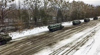 En esta foto tomada de un video proveído por el servicio de prensa del Ministerio de Defensa de Rusia el 10 de febrero del 2022, unidades de combate del sistema de defensa antiaérea S-400 avanzan en la región de Brest durante maniobras militares Rusia-Bielorrusia. (Servicio de Prensa del Ministerio de Defensa de Rusia vía AP).