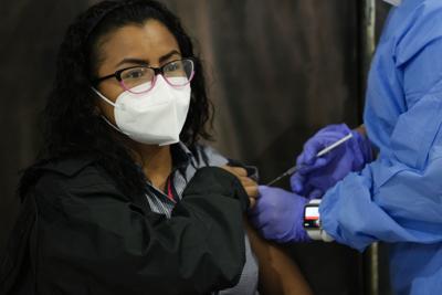 Kiara Morales, de 31 años, recibe una inyección de la vacuna AstraZeneca para el COVID-19 en un centro comercial en las afueras de la ciudad de Panamá, el miércoles 9 de junio de 2021. (AP Foto/Arnulfo Franco)