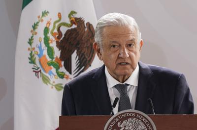 ARCHIVO - El presidente mexicano Andrés Manuel López Obrador da un discurso durante una ceremonia en el Zócalo de Ciudad de México, el 13 de agosto de 2021. (AP Foto/Eduardo Verdugo, archivo)