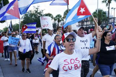 Manifestantes llevan banderas cubanas y gritan lemas de solidaridad con el pueblo cubano y contra el gobierno de la isla el jueves 15 de julio de 2021 en Hialeah, Florida.  (AP Foto/Marta Lavandier)