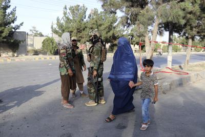 Combatientes talibanes cerca del aeropuerto de Kabul, Afganistán el 28 de agosto del 2021.  (AP foto/Wali Sabawoon)