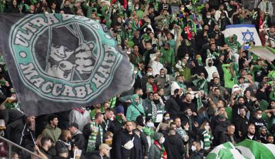 Seguidores del equipo israelí Maccabi Haifa asisten a un partido contra Union Berlin por el Grupo E de la Conferencia Europea en Berlín, 30 de seriembre de 2021. Los israelíes fueron objeto de ataques anrisemitas durante el partido. (AP Foto/Michael Sohn)