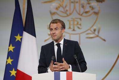 El presidente francés Emmanuel Macron habla en una reunión en memoria de los argelinos que pelearon junto con las fuerzas coloniales francesas en la guerra de Argeliael en Palacio del Eliseo en París el 20 de septiembre del 2021. Macron espera “aclaraciones y compromisos claros” del presidente estadounidense Joe Biden en una conversación telefónica el 22 de septiembre sobre la disputa por los submarinos, dijo la oficina de Macron. (Gonzalo Fuentes/Pool Photo via AP).