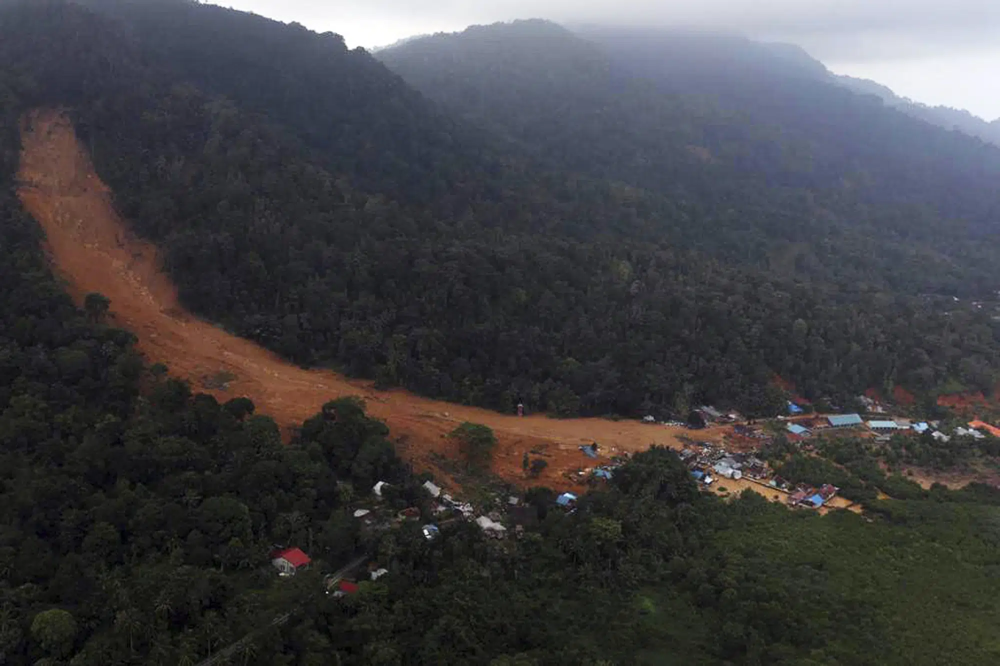 Korban tewas akibat tanah longsor di Indonesia bertambah menjadi 32 orang.  22 orang masih hilang