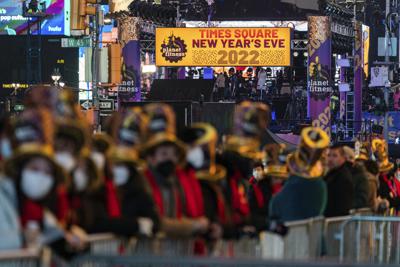 Fiesteros se reúnen durante la celebración de Nochevieja en Times Square, el 31 de diciembre de 2021, en Nueva York. (AP Foto/Jeenah Moon)