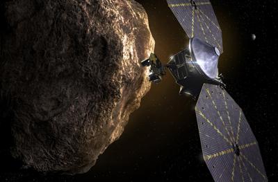 Esta imagen proveída por el Southwest Research Institute muestra la sonda espacial Lucy acercándose a un asteroide. La NASA está debatiendo si trata de reparar un panel solar trabado en su recién lanzada sonda Lucy, en ruta a explorar un número sin precedentes de asteroides.  (SwRI vía AP)