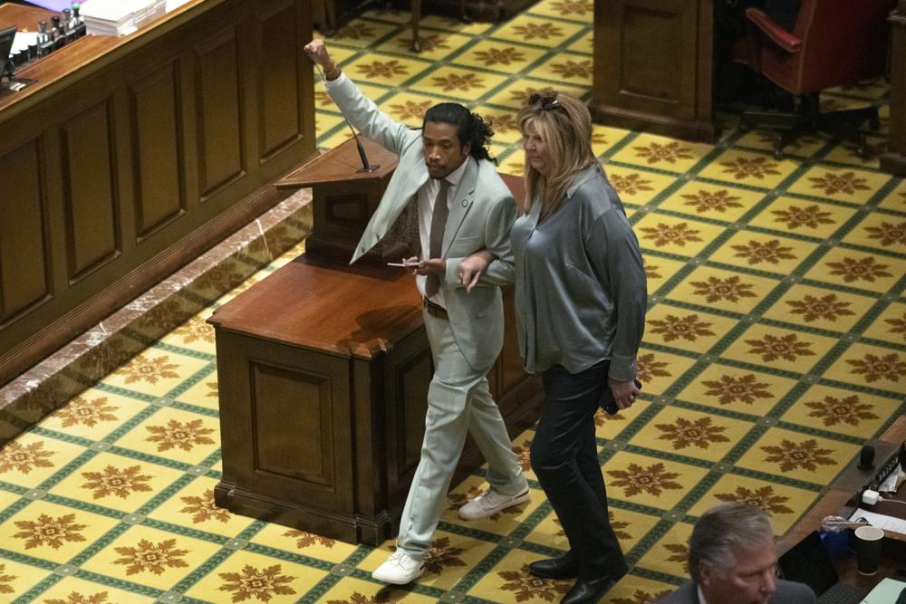 El representante Justin Jones, demócrata de Nashville, entra a la cámara de la Cámara con la representante Gloria Johnson, demócrata de Knoxville, el lunes 10 de abril de 2023 en Nashville, Tennessee. Jones fue designado para representar al Distrito 52 por el Concejo Municipal de Metro Nashville anteriormente en el día después de haber sido expulsado la semana anterior por usar un megáfono para gritar apoyo a los manifestantes a favor del control de armas en la cámara de la Cámara. (Foto AP/George Walker IV)