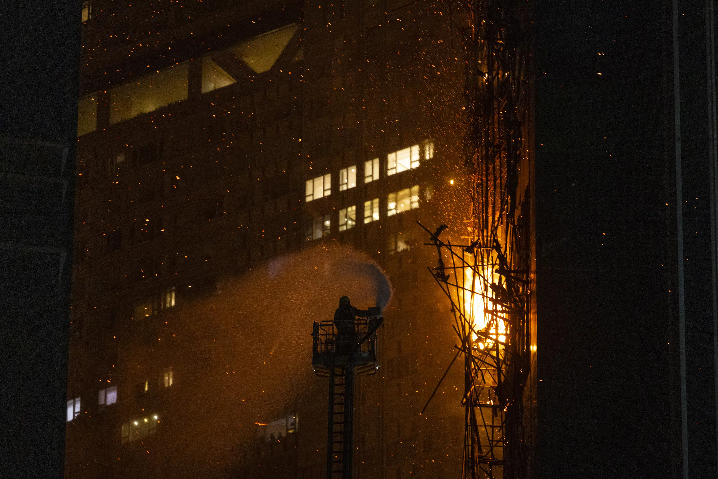 Feuerwehrleute bekämpfen einen Brand im Einkaufsviertel von Hongkong