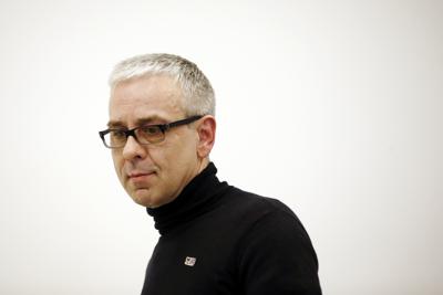 ARCHIVO - El empresario ruso Dimitry Kovtun llega a una conferencia de prensa en la sede de la agencia noticiosa Interfax en Moscú, el 8 de abril de 2015. Kovtun, un exagente ruso acusado por Gran Bretaña de la muerte por envenenamiento del exespía Alexander Litvinenko en 2006, murió el 4 de junio de 2022 a los 57 años.  (AP Foto/Pavel Golovkin, archivo)
