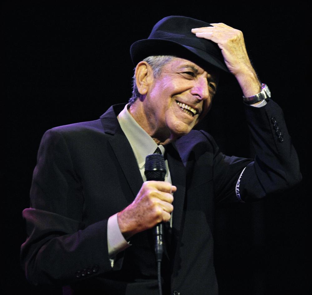 ARCHIVO – Leonard Cohen en su presentación durante el primer día del Festival de Arte y Música de Coachella en Indio, California, el 17 de abril de 2009. Los documentalistas Dayna Goldfine y Daniel Geller develan el origen y la lucha de la canción “Hallelujah” de Leonard Cohen en el filme “Hallelujah: Leonard Cohen, a Journey, a Song”. (Foto AP/Chris Pizzello, archivo)