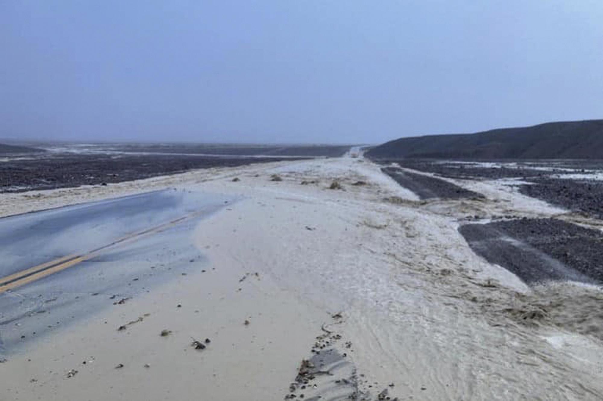 Flash floods strand 1K people in Death Valley National Park - The Associated Press - en Español