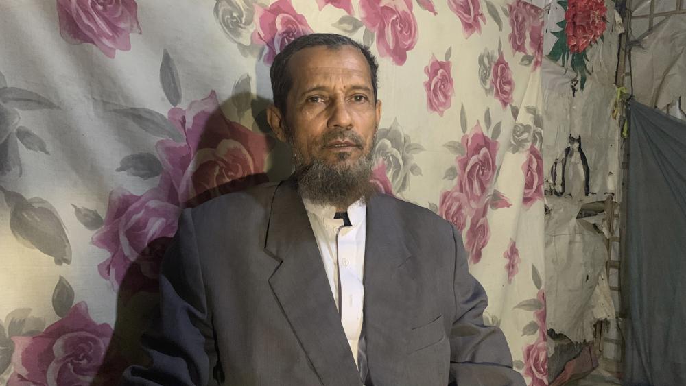 Sala Uddin, refugiado rohinya, habla con The Associated Press en el campo rohinya de Kutupalong, en el distrito de Cox's Bazar, en Bangladesh, el 21 de marzo de 2022. (AP Foto/Shafiqur Rahman)