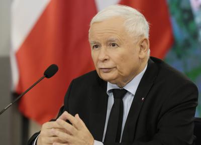 Jaroslaw Kaczynski, líder del partido gobernante Ley y Justicia, habla en una conferencia de prensa en Varsovia el 26 de octubre del 2021. (AP Foto/Czarek Sokolowski)