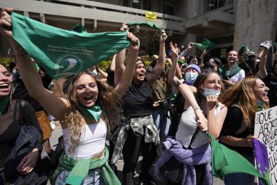 Activistas por el derecho al aborto protestan frente a la Corte Constitucional mientras los jueces revisan una demanda que busca despenalizar el aborto en Bogotá, Colombia, el jueves 18 de noviembre de 2021. (AP Foto / Fernando Vergara)