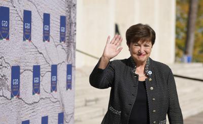 ARCHIVO - La presidenta del Fondo Monetario Internacional, Kristalina Georgieva, saluda a su llegada a una reunión de ministros de finanzas y salud del G20 en el Salone delle Fontane (Salón de las Fuentes) en Roma, el 29 de octubre de 2021. (AP Foto/Alessandra Tarantino, Archivo)