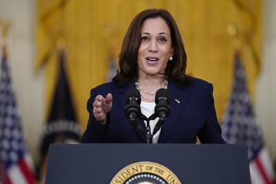 Foto tomada el 10 de agosto del 2021 de la vicepresidente de EEUU Kamala Harris en la Casa Blanca en Washington. (AP Photo/Evan Vucci, File)