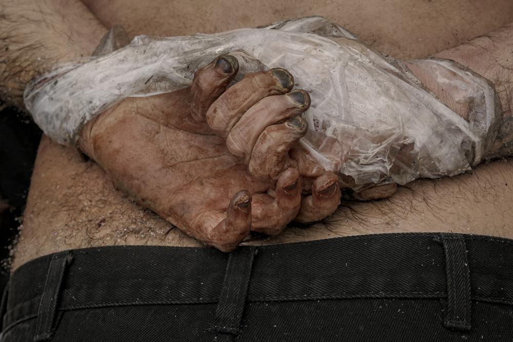 El cuerpo sin vida de un hombre con las manos atadas a la espalda yace en el suelo en Bucha, Ucrania, el domingo 3 de abril de 2022. Periodistas de Associated Press en Bucha, una pequeña ciudad al noroeste de Kiev, vieron los cuerpos de al menos nueve personas. vestidos de civil que parecían haber sido asesinados a quemarropa.  Al menos dos tenían las manos atadas a la espalda.  (Foto AP/Vadim Ghirda)