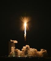 En esta foto proveída por la Fuerza Espacial de Estados Unidos, un cohete United Launch Alliance Atlas V con el satélite Joint Polar Satellite System-2 y una carga de pruebas de la NASA despega de la Base Aérea de Vandenberg, California,  el 10 de noviembre del 2022. (Ryan Quijas/Fuerza Espacial de EE.UU. vía AP)