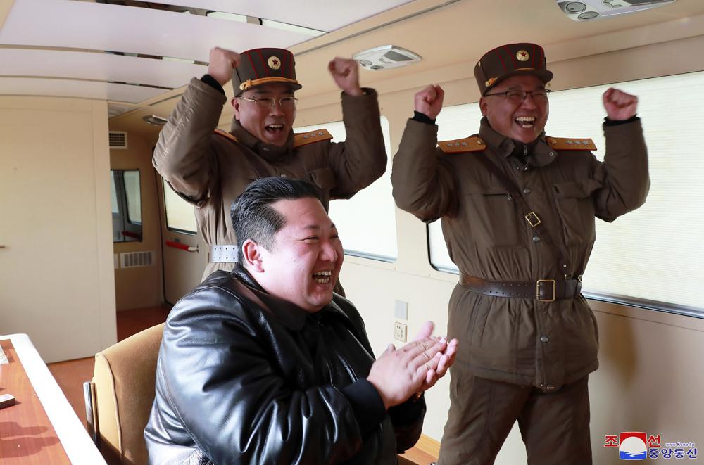 En esta foto distribuida por el gobierno de Corea del Norte, el líder norcoreano Kim Jong Un, de frente, aplaude durante una prueba de fuego de lo que dice ser un misil balístico intercontinental (ICBM) Hwasong-17, en un lugar no revelado en Corea del Norte el 24 de marzo. , 2022. No se permitió el acceso de periodistas independientes para cubrir el evento representado en esta imagen distribuida por el gobierno de Corea del Norte.  El contenido de esta imagen es tal como se proporciona y no se puede verificar de forma independiente.  La marca de agua en idioma coreano en la imagen proporcionada por la fuente dice: "KCNA", que es la abreviatura de la Agencia Central de Noticias de Corea.  (Agencia Central de Noticias de Corea/Servicio de Noticias de Corea vía AP)