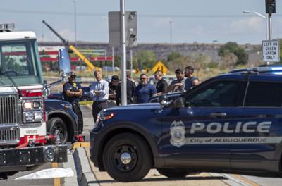 El alcalde de Abuquerque, Nuevo México, Tim Keller, segundo desde la izquierda, habla con funcionarios en el sitio de un accidente de aerostato que causó cinco muertes el sábado, 26 de junio del 2021.  (AP Foto/Andres Leighton)