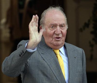 El rey emérito de España, Juan Carlos, saluda al llegar a la Academia Diplomática de Chile, en Santiago, donde se reunió con el presidente electo Sebastián Piñera, el 10 de marzo de 2018. (Foto AP/Esteban Félix, Archivo)