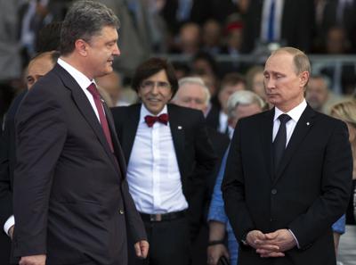 ARCHIVO - El entonces presidente de Ucrania, Petro Poroshenko, a la izquierda, pasa junto al presidente de Rusia, Vladimir Putin, a la derecha, en la conmemoración del 70mo aniversario del Día D Ouistreham, en el oeste de Francia, el 6 de junio de 2014. (AP Foto/Alexander Zemlianichenko, archivo)
