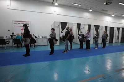 Un grupo de personas espera en fila para recibir una dosis de una vacuna contra el COVID-19 en un centro de vacunación instalado en la Feria de Belgrado, en Belgrado, Serbia, el 2 de octubre de 2021. (AP Foto/Darko Vojinovic)