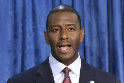 ARCHIVO - Andrew Gillum, candidato demócrata para la gubernatura de Florida, habla en conferencia de prensa en Tallahassee, Florida, el 10 de noviembre de 2018. (AP Foto/Steve Cannon, archivo)