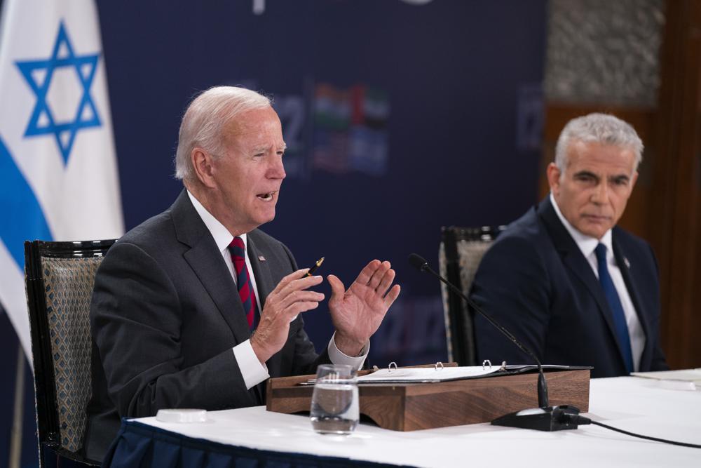 El primer ministro israelí, Yair Lapid, escucha el discurso del presidente Joe Biden durante una cumbre virtual con los líderes de la India y los Emiratos Árabes Unidos.  Marca la primera reunión del grupo, conocido como I2U2, que se estableció el año pasado para impulsar la cooperación económica y tecnológica entre los cuatro países, en Jerusalén, el jueves 14 de julio de 2022. (Foto AP/Evan Vucci)