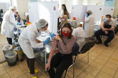 Una enfermera vacuna contra el coronavirus a una mujer en un centro de vacunación en Moscú, Rusia, el 10 de diciembre de 2021. (AP Foto/Pavel Golovkin)