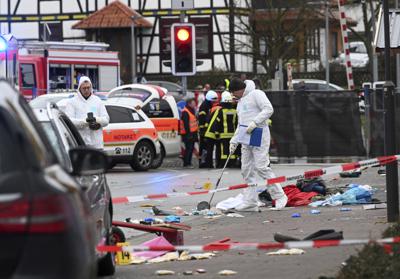 ARCHIVO - En imagen de archivo del lunes 24 de febrero de 2020, policías y personal de emergencias observan la escena de un accidente con un auto que de acuerdo con testigos embistió contra los asistentes a un desfile de un carnaval en Volkmarsen, en el centro de Alemania, (Uwe Zucchi/dpa vía AP, archivo)