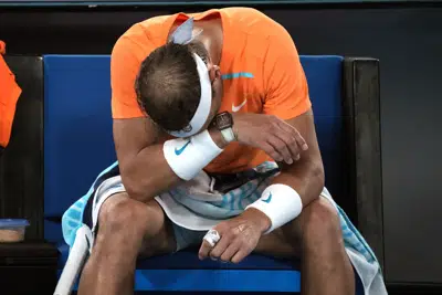 Rafael Nadal, en un momento de su partido de segunda ronda del Abierto de Austalia contra Mackenzie McDonald, en Melbourne, Australia, el 18 de enero de 2023. (AP Foto/Dita Alangkara)