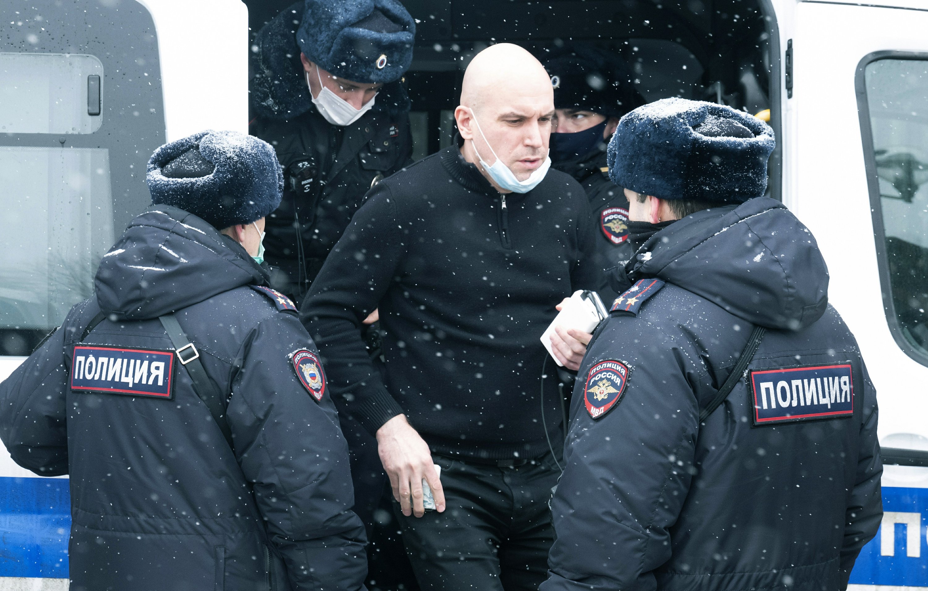 Police arrest participants in Russian opposition forum