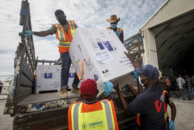 ARCHIVO - La foto de archivo del 15 de marzo de 2021 muestra cajas de vacunas contra el COVID-19 distribuidas por la alianza global COVAX al arribar al puerto de Mogadiscio, Somalia. (AP Foto/Farah Abdi Warsameh, File)