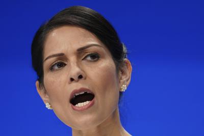 Fotografía de archivo del martes 5 de octubre de 2021 de la ministra del Interior de Gran Bretaña, Priti Patel, hablando durante la Conferencia del Partido Conservador en Manchester, Inglaterra. (AP Foto/Jon Super, Archivo)