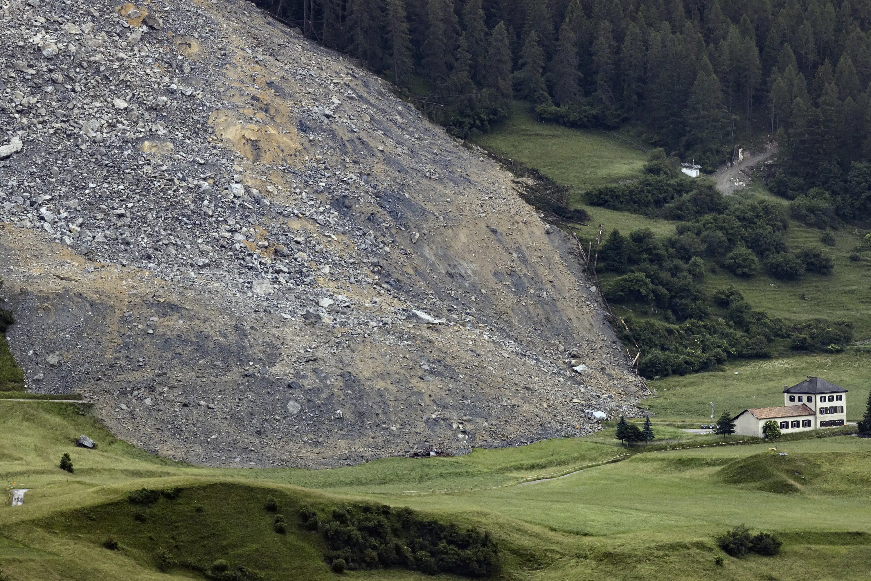 Un rocher glisse à flanc de montagne au-dessus d’un village suisse évacué, et la colonie manque de peu