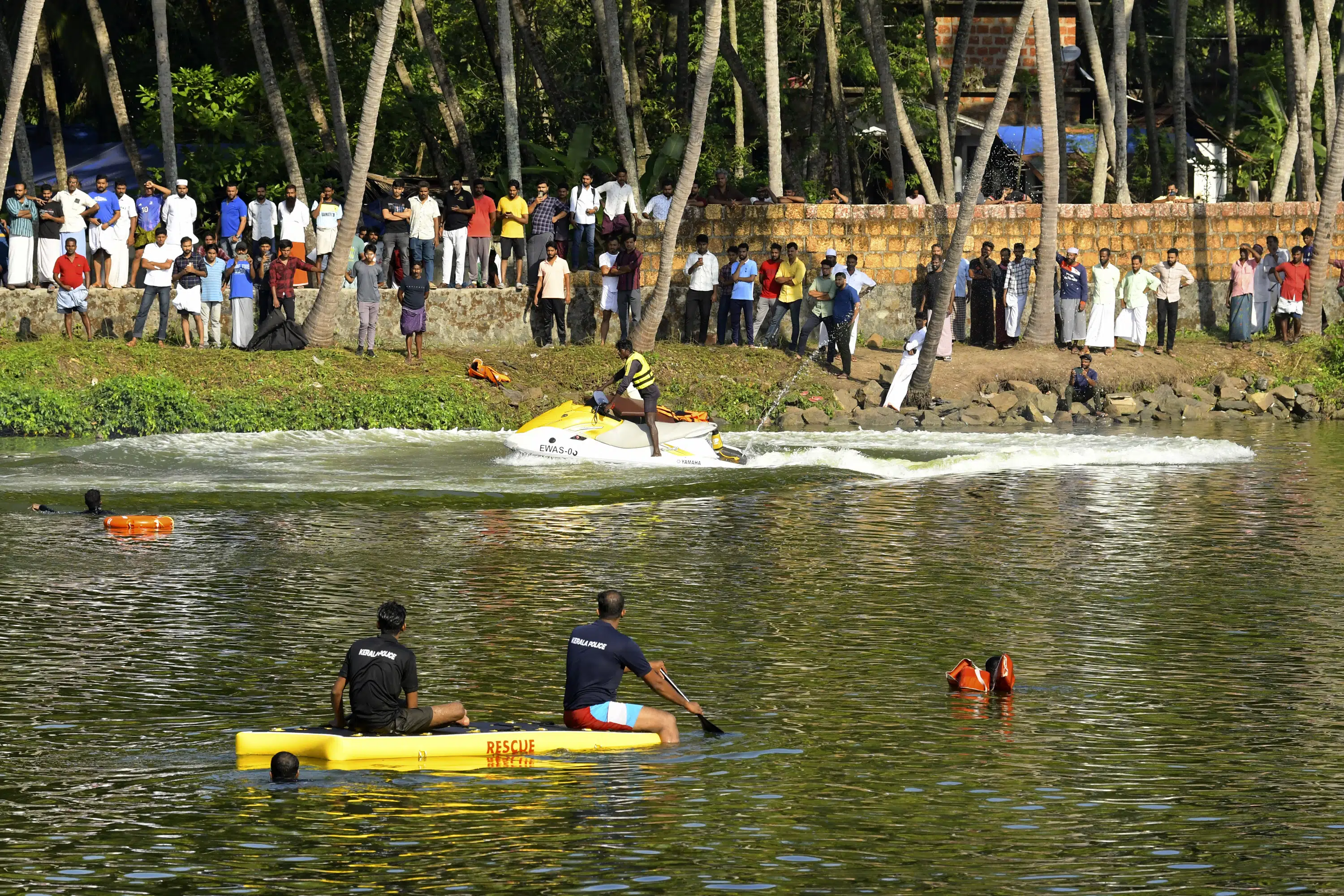 a tourist boat capsizes in southern India;  At least 22 dead