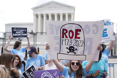 Manifestantes en contra del aborto protestan frente a la Corte Suprema de EEUU el viernes 24 de junio de 2022, en Washington. (AP Foto/Jacquelyn Martin)