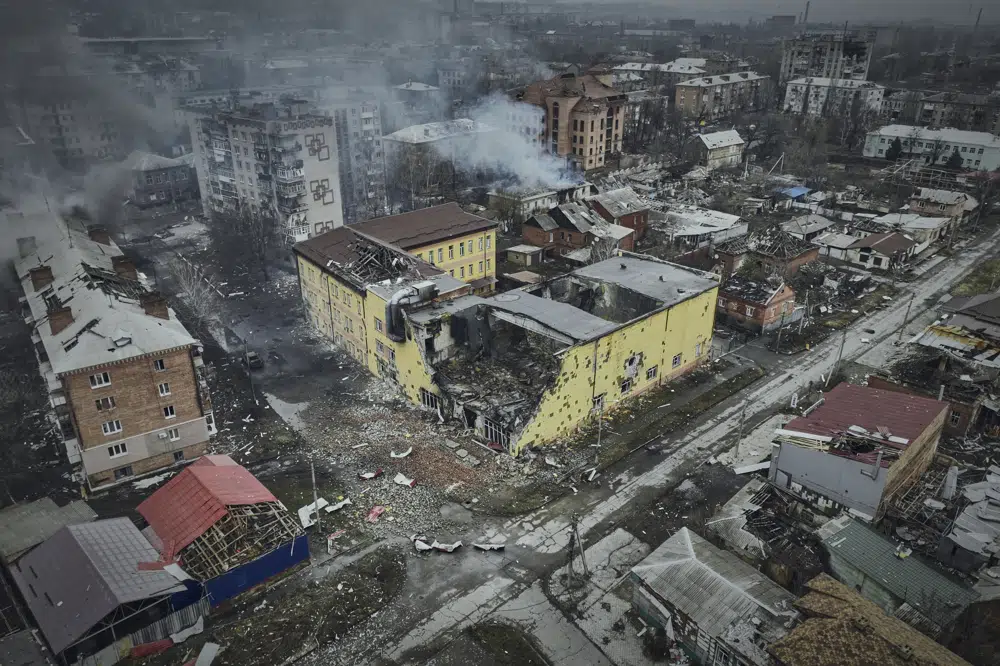 ARCHIVO - Una vista aérea de Bakhmut, el sitio de fuertes batallas con las tropas rusas en la región de Donetsk, Ucrania, el domingo 26 de marzo de 2023. El conflicto armado más grande de Europa desde la Segunda Guerra Mundial está listo para entrar en una nueva fase clave en las próximas semanas. . Sin ninguna sugerencia de un final negociado a los 13 meses de lucha entre Rusia y Ucrania, una contraofensiva de las tropas de Kiev está en las cartas. (Foto AP/Libkos, archivo)