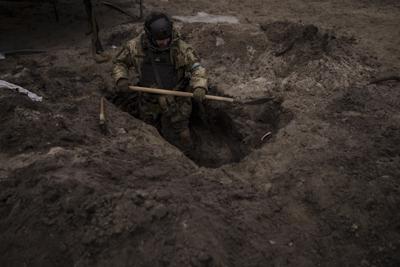 Un soldado ucraniano cava una trinchera en Irpin, a las afueras de Kiev, Ucrania, el domingo 13 de marzo de 2022. (AP Foto/Felipe Dana)