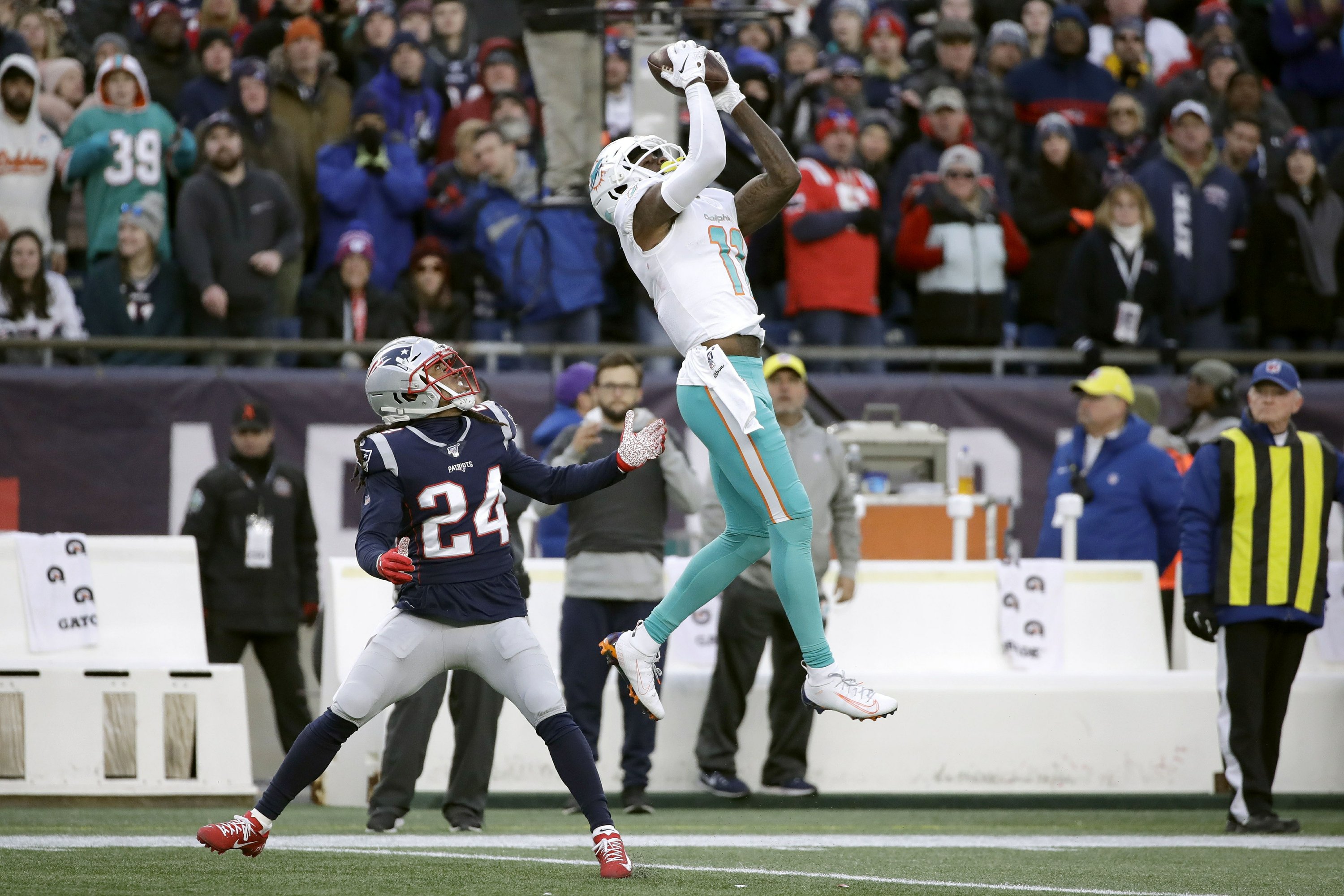 Dolphins stun Pats; Chiefs top Chargers to grab bye in AFC | AP News