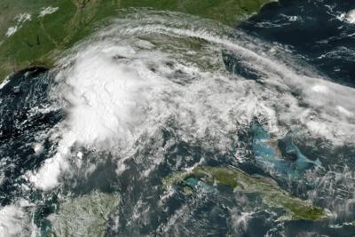 En esta imagen, tomada el 18 de junio por el satélite GOES-16 GeoColor y distribuida por la NOAA, un sistema tropical avanza sobre el Golfo de México. (NOAA via AP)